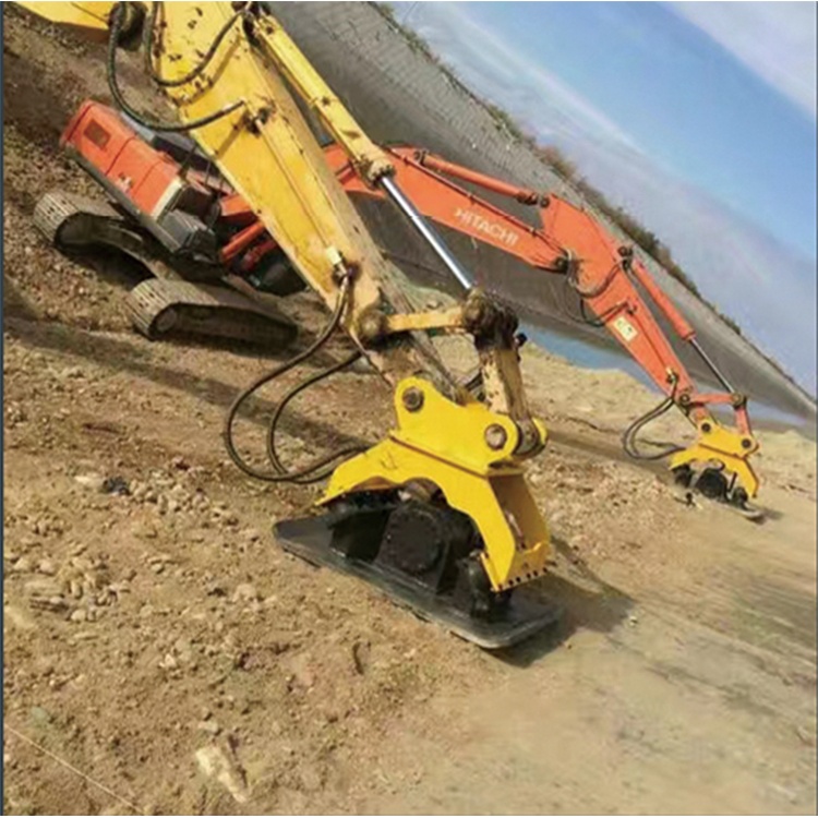 compactor-excavator-use